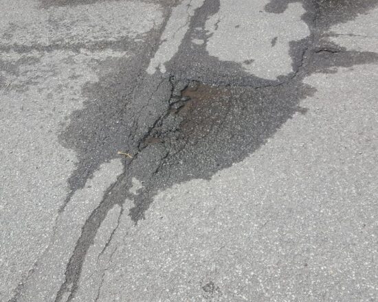 trou dans asphalte